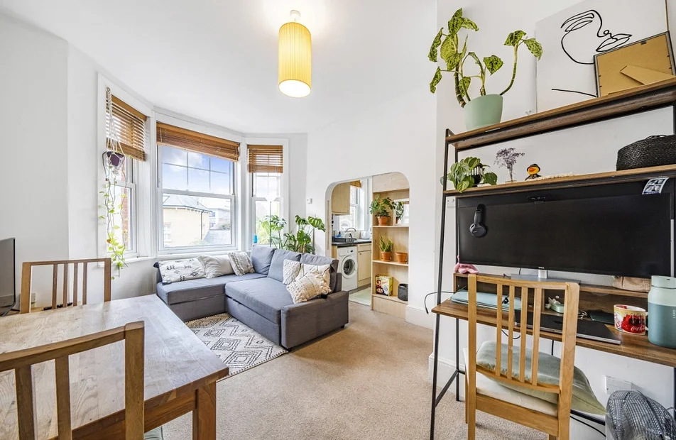 Flat Gauden Road in Greater London