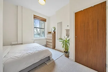 Flat Gauden Road in Greater London