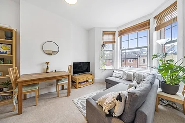 Flat Gauden Road in Greater London