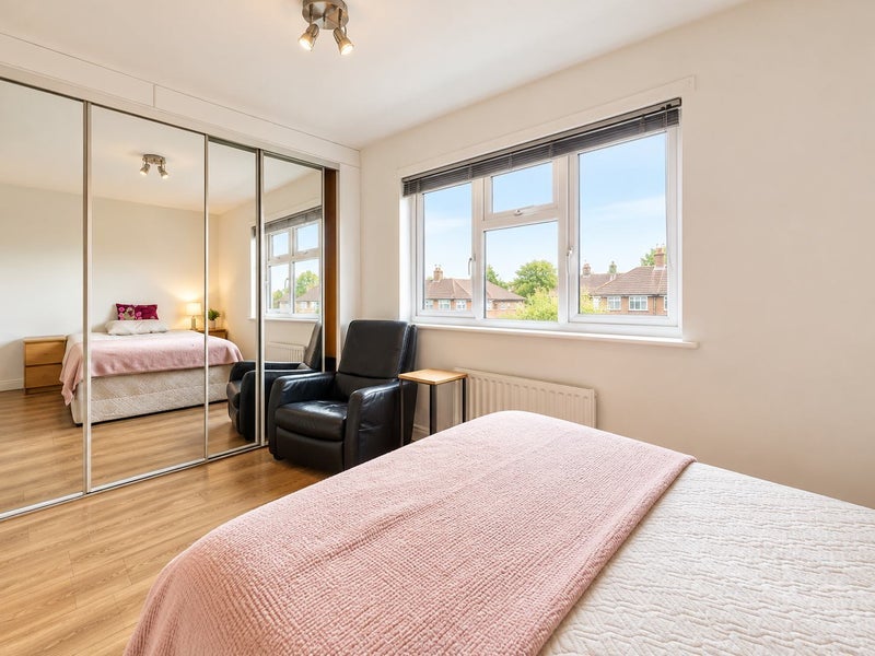 Room Arkley Road in Greater London