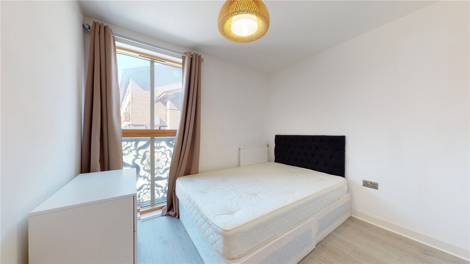 Flat Pitfield Street in Greater London