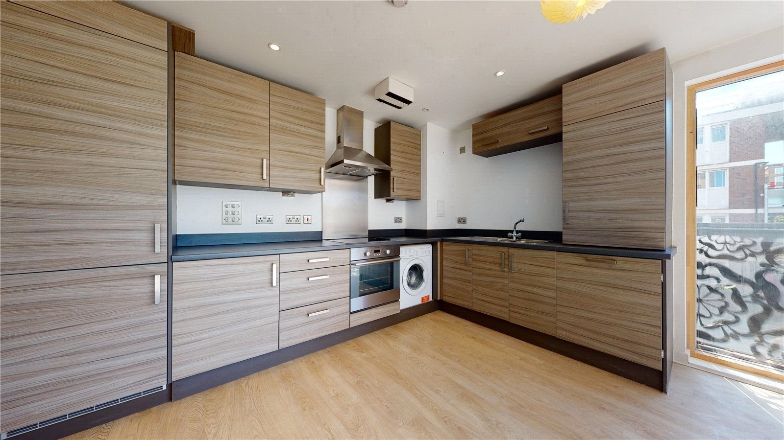 Flat Pitfield Street in Greater London
