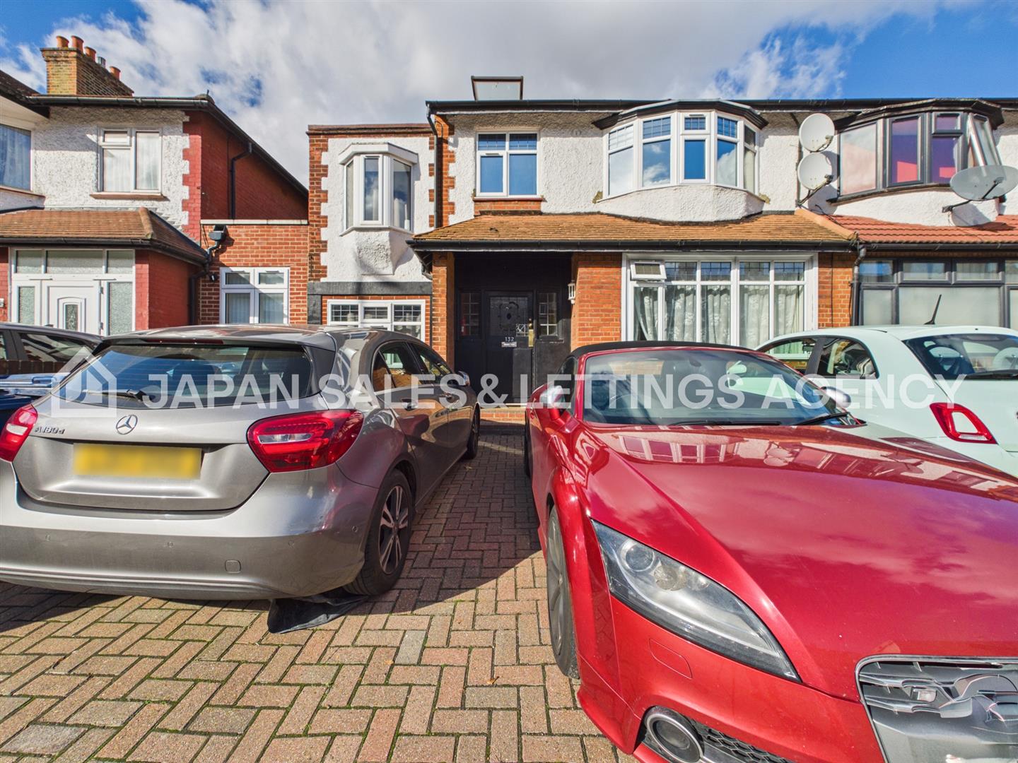 Flat Gunnersbury Lane in Greater London