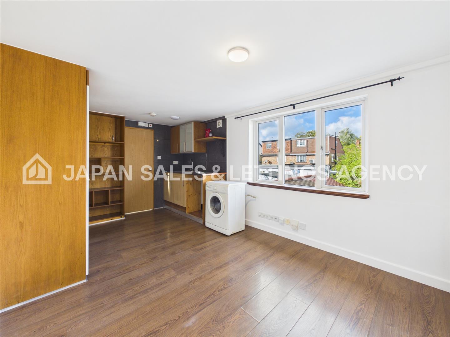Flat Gunnersbury Lane in Greater London