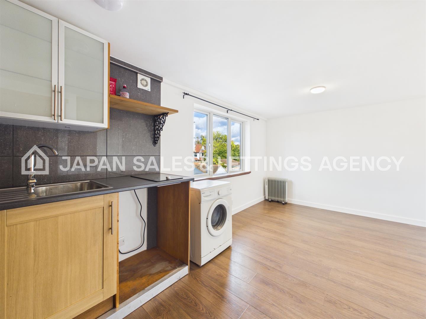 Flat Gunnersbury Lane in Greater London