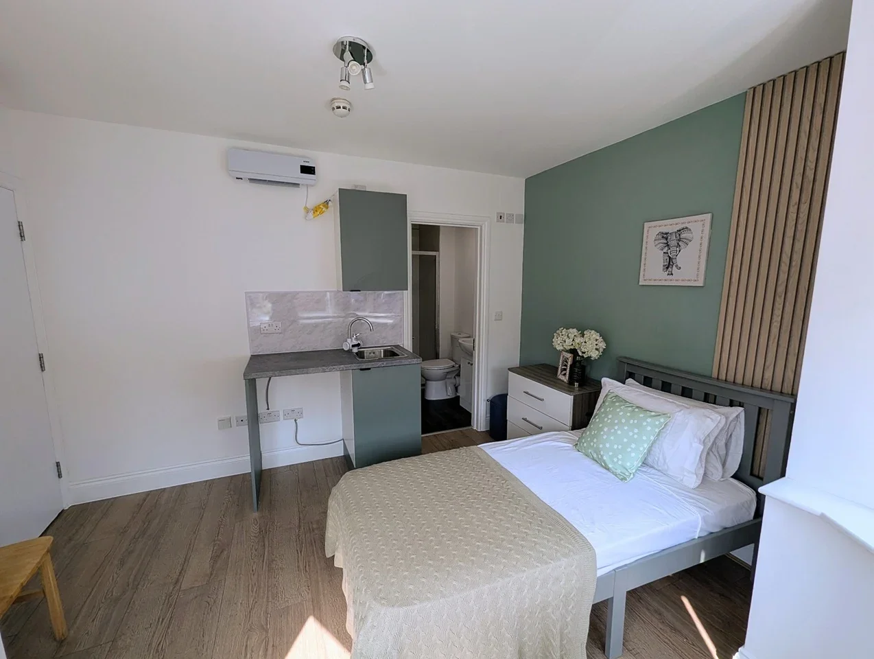 Room Ashcombe Park in Greater London