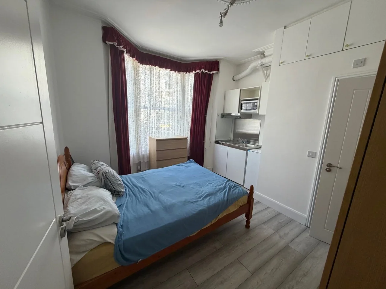 Flat Berens Road in Greater London