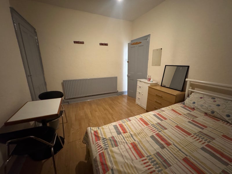 Room Hoe Street in Greater London