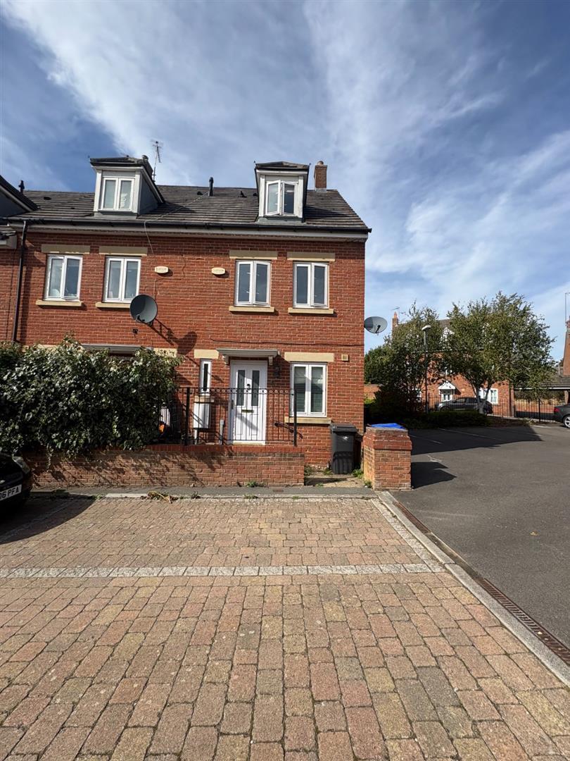 House Hopton Close in Daventry