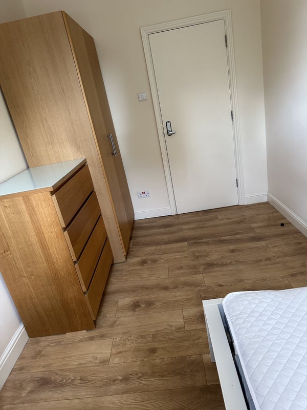 Room Lewisham Way in Greater London