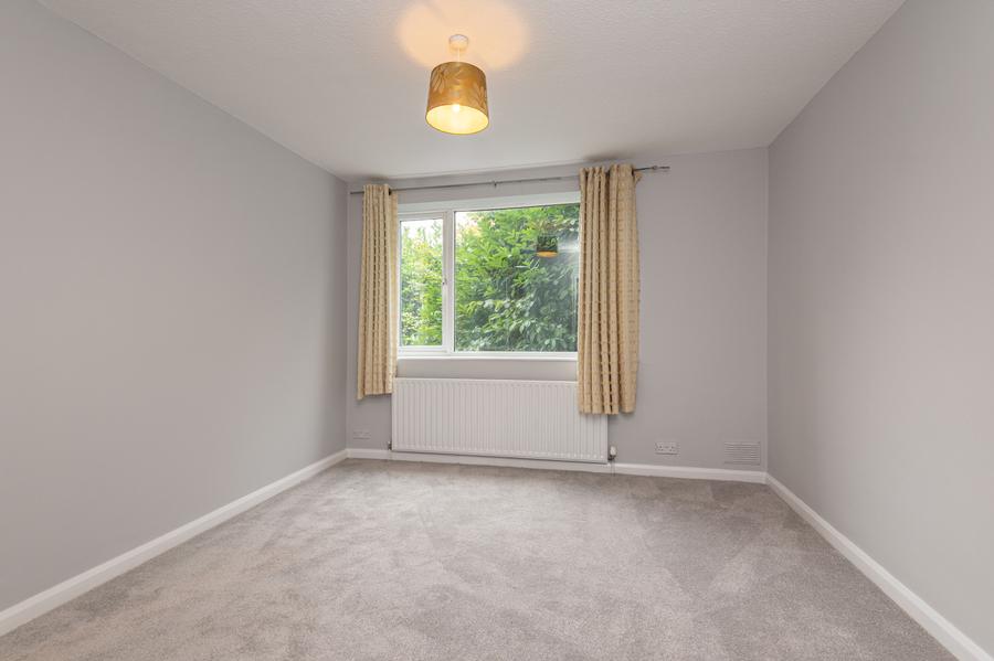 Flat Gledhow Wood Avenue in Leeds