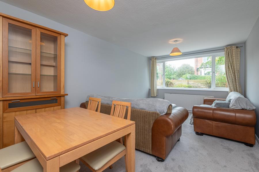 Flat Gledhow Wood Avenue in Leeds