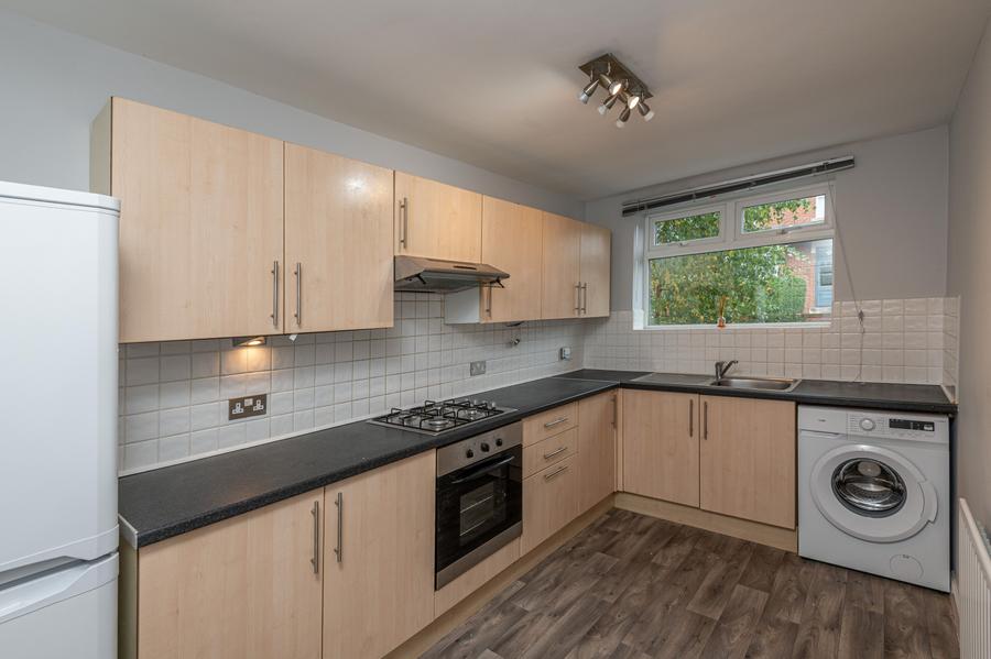 Flat Gledhow Wood Avenue in Leeds