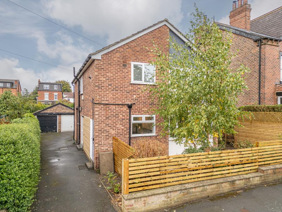 Flat Gledhow Wood Avenue in Leeds