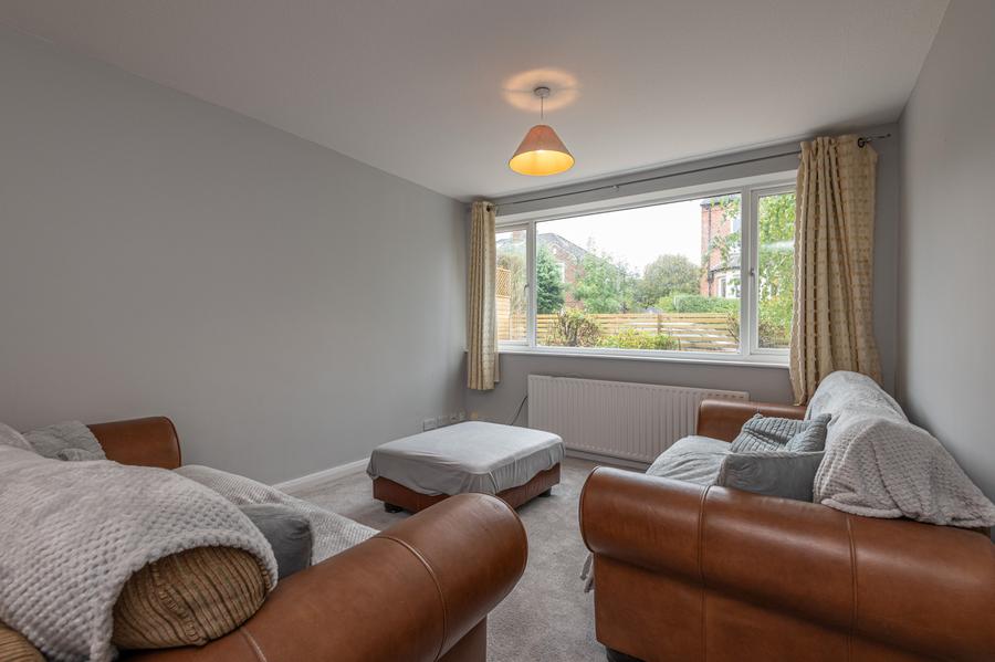 Flat Gledhow Wood Avenue in Leeds