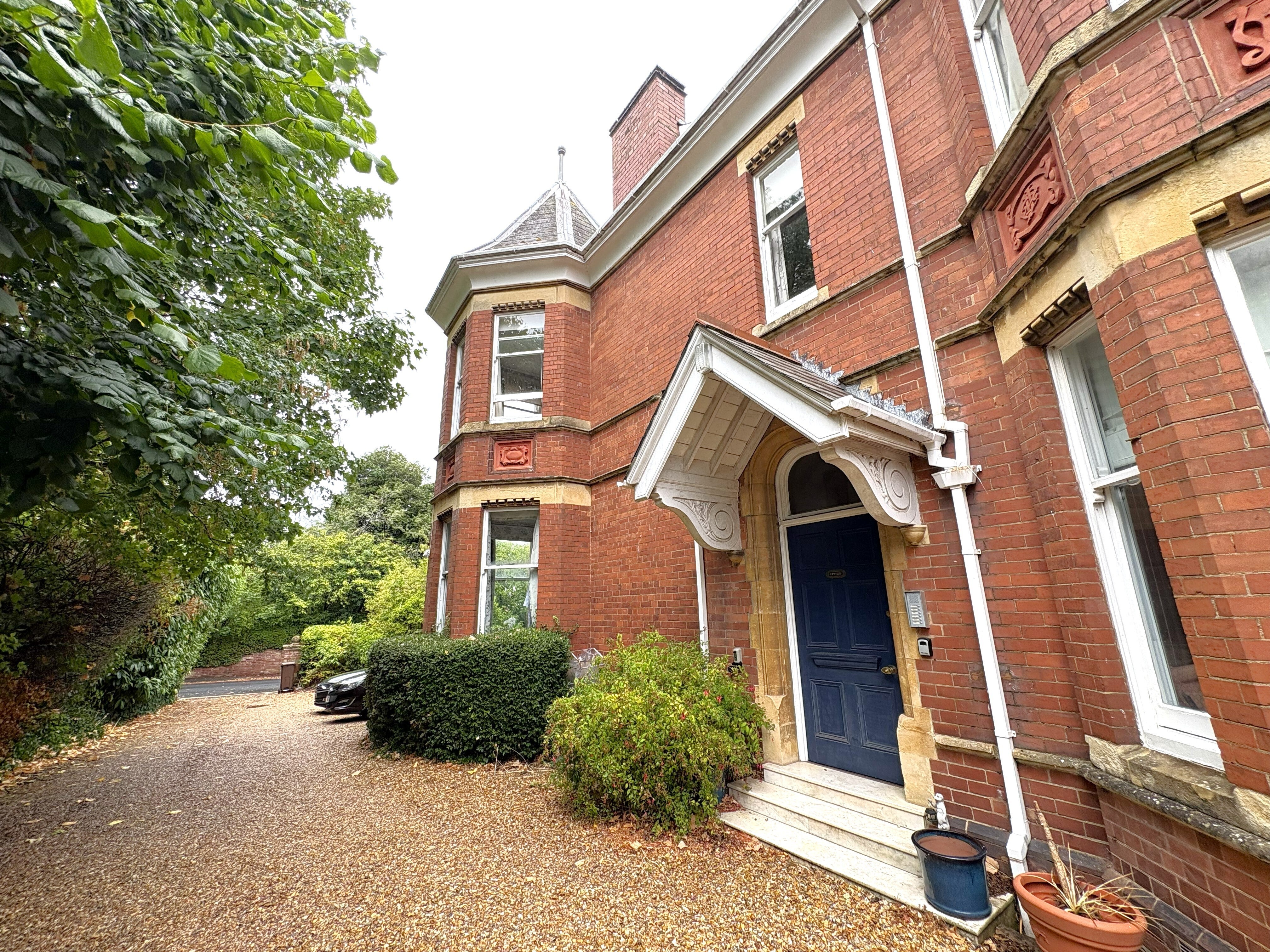 Flat Spicer Road in Exeter