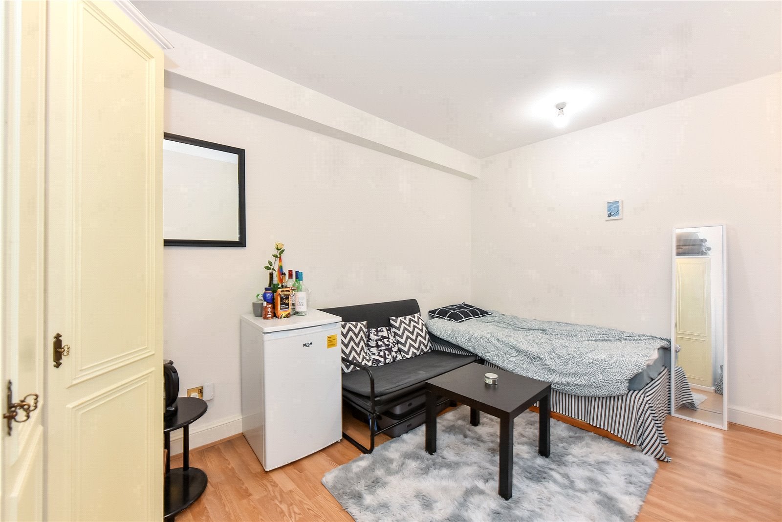 Flat Sloane Avenue in Greater London
