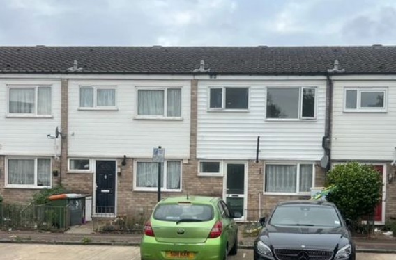 Flat Cruikshank Road in Greater London