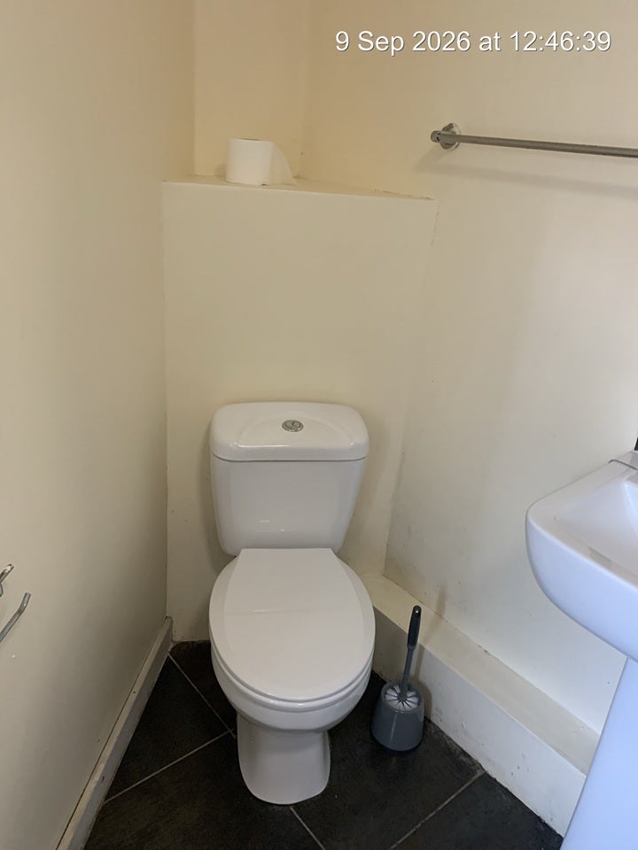 Flat Felton Road in Greater London