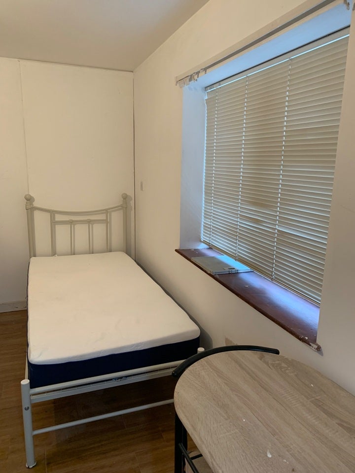 Flat Felton Road in Greater London