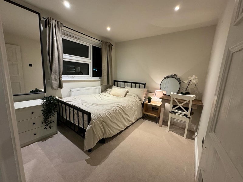 Flat Larch Close in Greater London