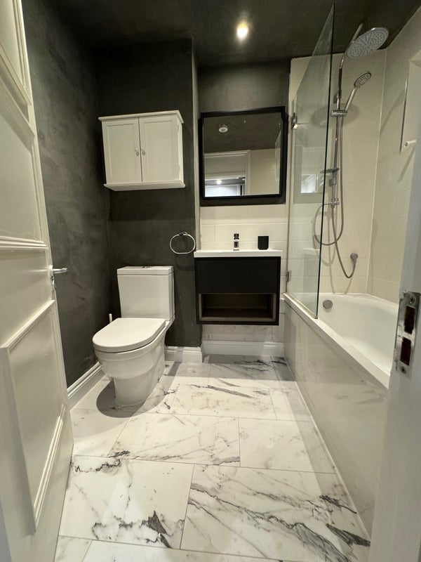 Flat Larch Close in Greater London