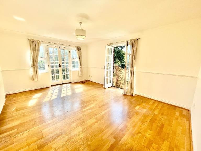Flat Pearfield Road in Greater London