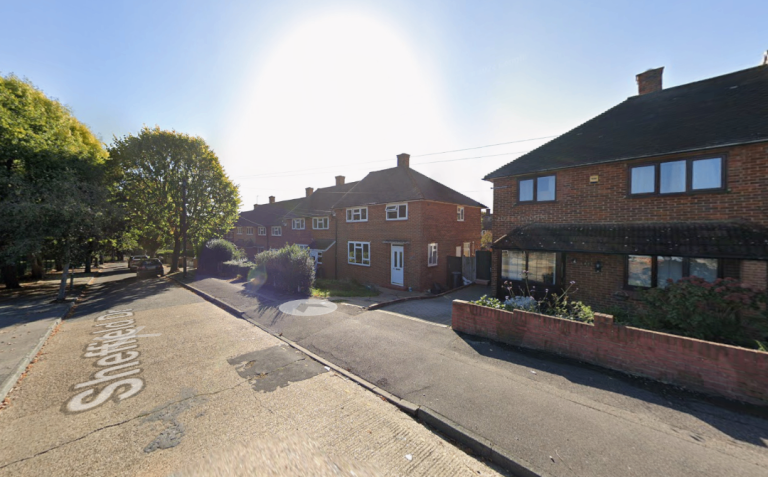 Flat Sheffield Drive in Greater London