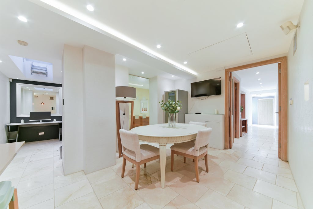 Flat Clanricarde Gardens in Greater London