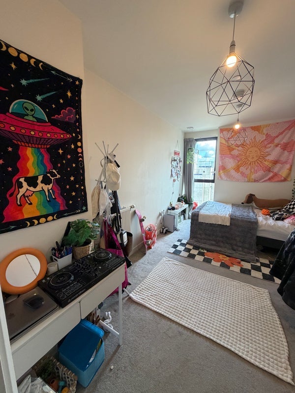 Room North End Road in Greater London