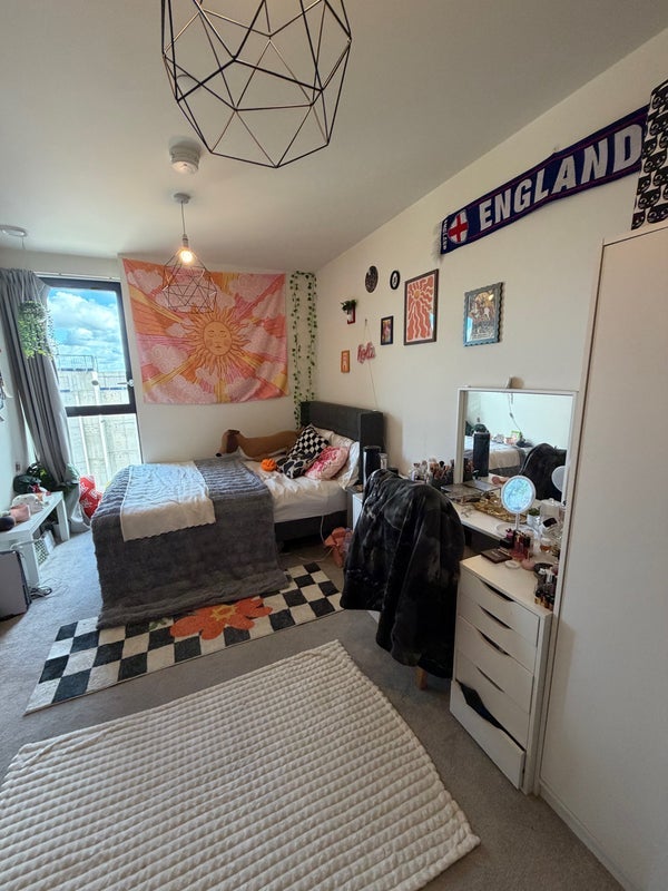 Room North End Road in Greater London