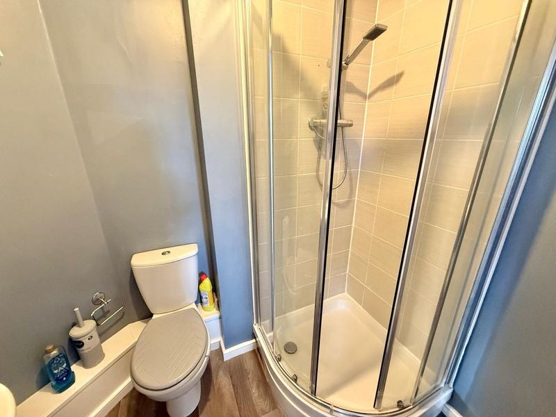 Flat Robinson Road in Ellesmere Port
