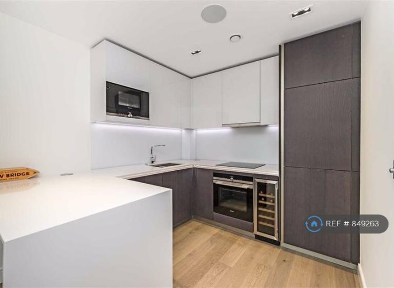 Flat Kew Bridge Road in Greater London