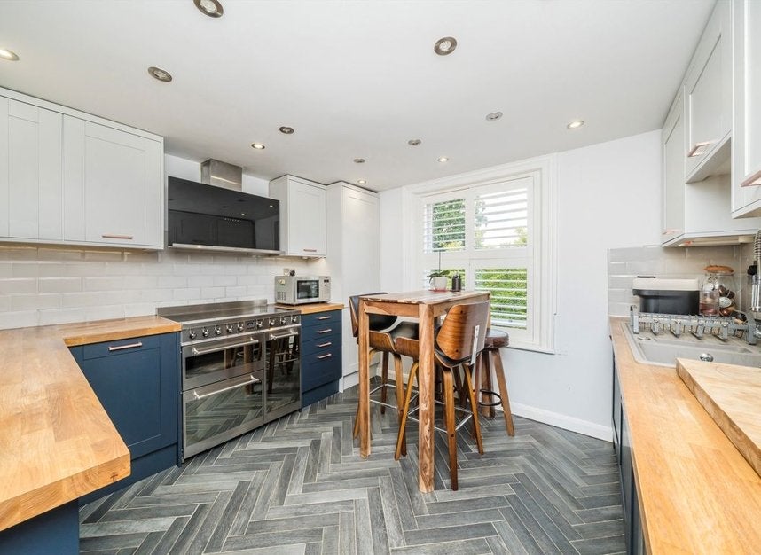 Flat Cadogan Road in Greater London