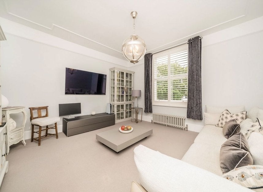 Flat Cadogan Road in Greater London