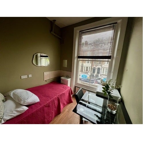 Room Holland Park Avenue in Greater London
