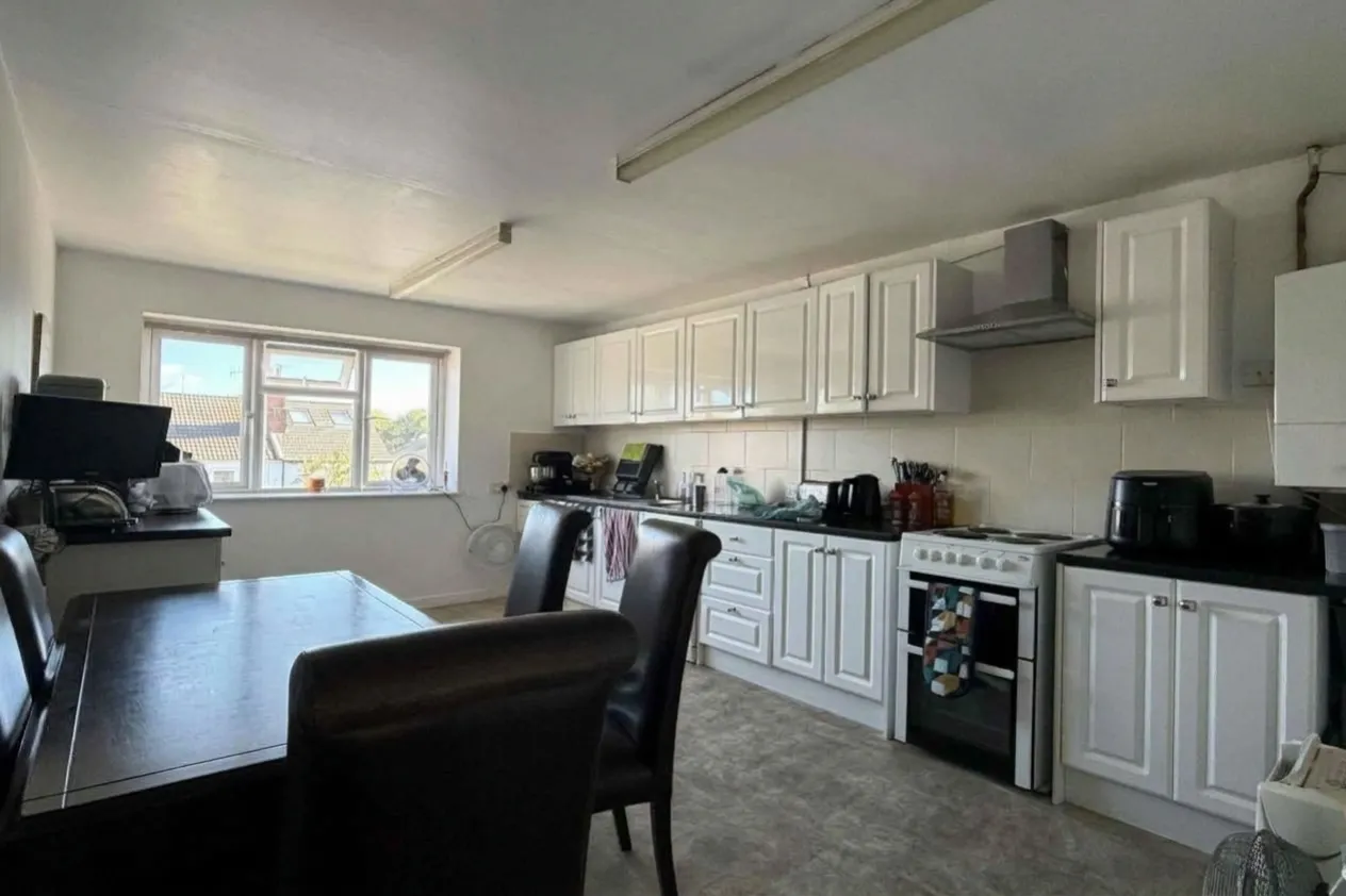 Flat Clements Mead in Mole Valley