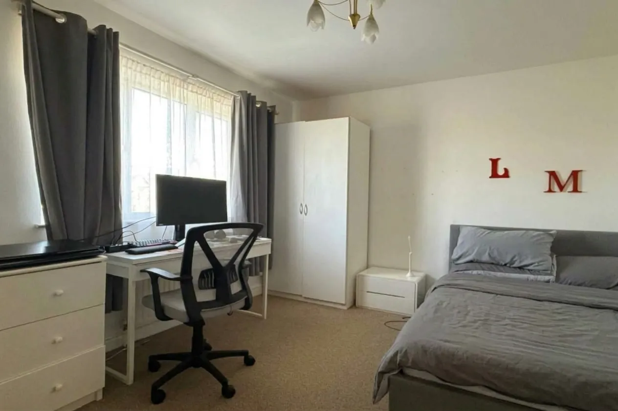 Flat Clements Mead in Mole Valley
