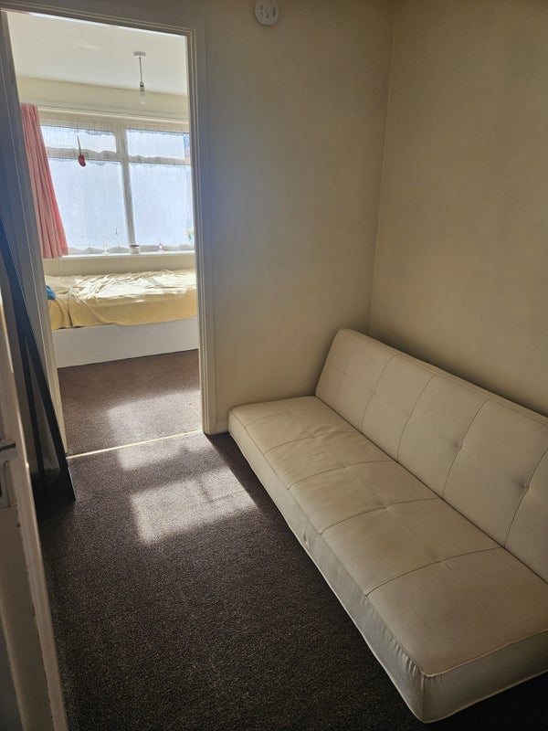 Room Briarfield Crescent in Sheffield