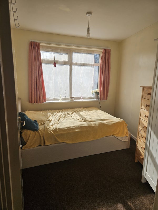 Room Briarfield Crescent in Sheffield