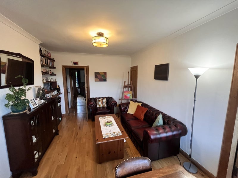 Flat Dorchester Avenue in Glasgow