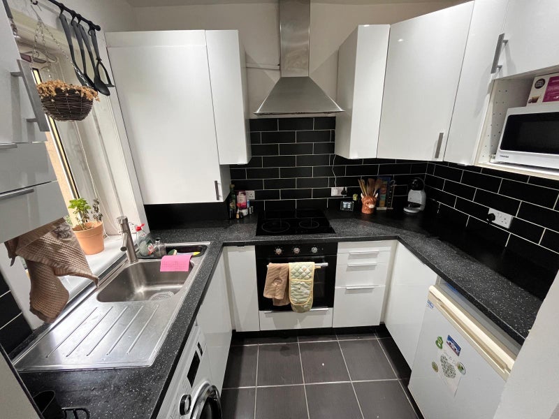 Flat Dorchester Avenue in Glasgow