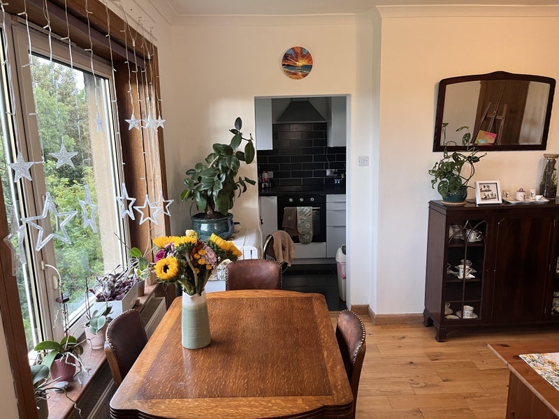 Flat Dorchester Avenue in Glasgow