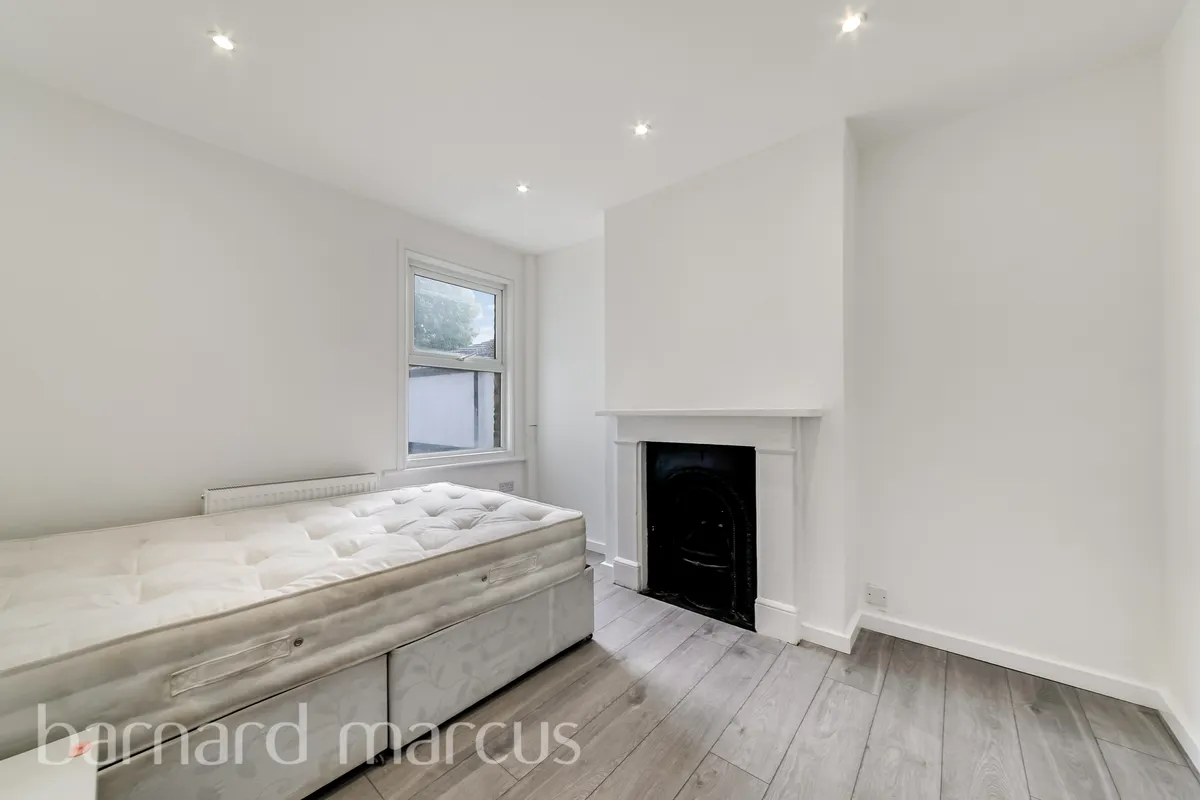 Flat Westcote Road in Greater London
