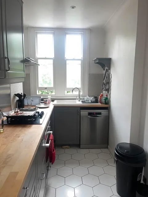 Room North Common Road in Greater London