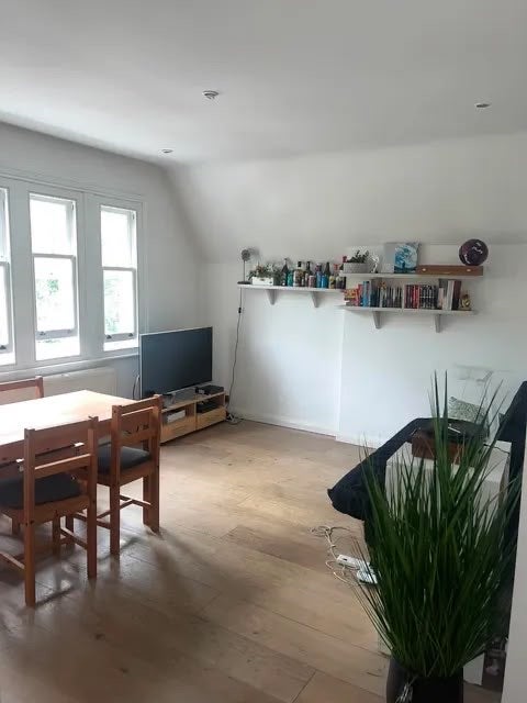 Room North Common Road in Greater London