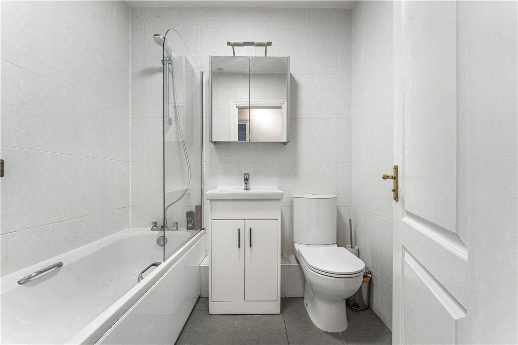Flat Leathermarket Court in Greater London