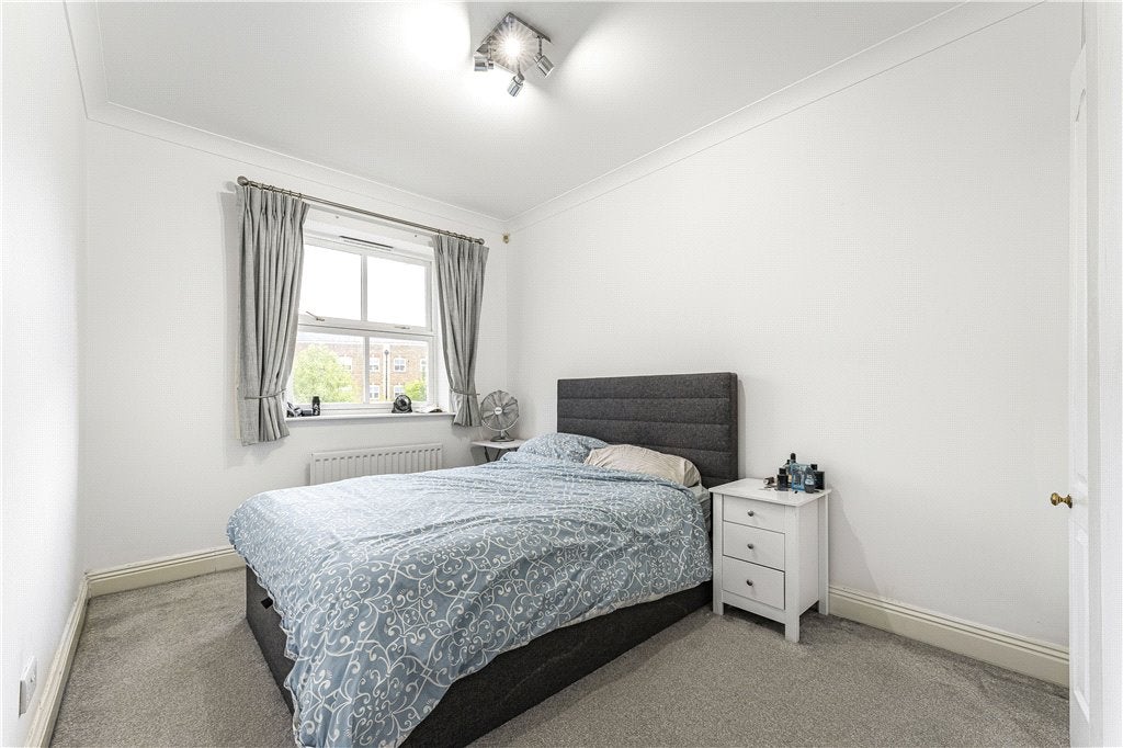 Flat Leathermarket Court in Greater London