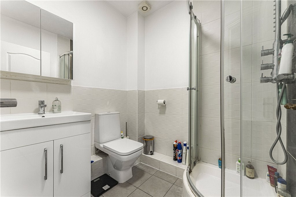 Flat Leathermarket Court in Greater London