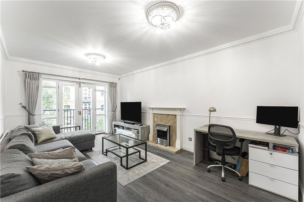 Flat Leathermarket Court in Greater London